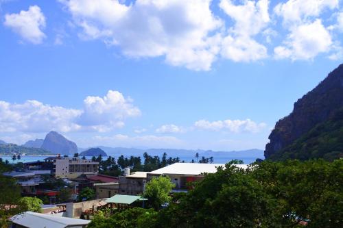 エルニドにあるEl Nido's Viewの山を背景にした町の景色