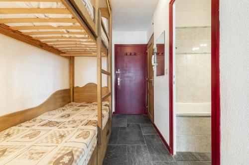 een kamer met 2 stapelbedden en een rode deur bij Smartstay - Appartement cosy courchevel 1850 in Courchevel