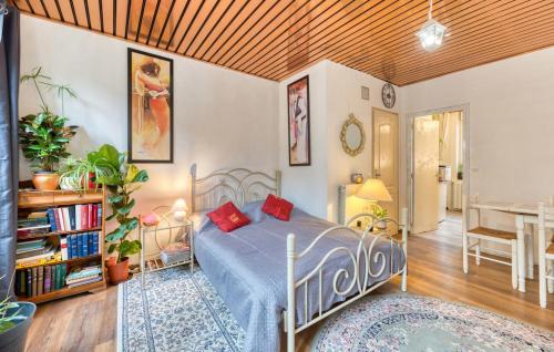 une chambre avec un lit et une salle à manger dans l'établissement T1 Centre ville 1500m de la plage 15 km de l'Etretat, à Fécamp