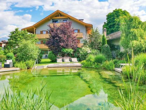 a building with a pond in front of it at Residence Linderhof in Naz-Sciaves