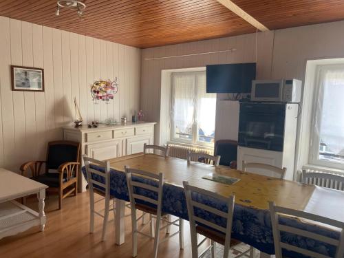 une cuisine avec une table en bois et une salle à manger dans l'établissement Maison familiale à Picherande, à Picherande