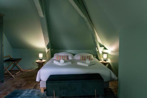 Ένα ή περισσότερα κρεβάτια σε δωμάτιο στο Casa Mila & Spa - Maison d'Hôtes raffinée vue Loire, Spa & Piscine