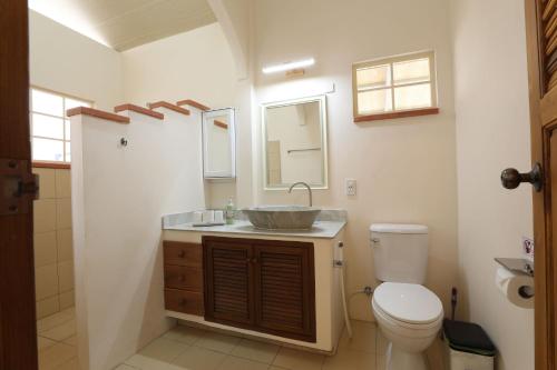 un baño con lavabo e inodoro en Coral Lagoon Pool Villa Rawai - Adult Only, en Rawai Beach