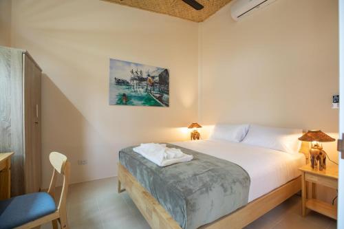 Un dormitorio con una cama, un escritorio y una silla. en Coral Lagoon Pool Villa Rawai - Adult Only, en Rawai Beach