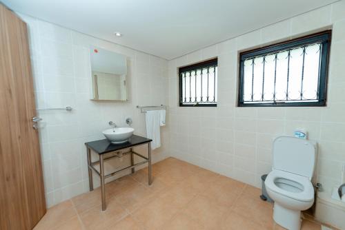 Heri Heights Hotel Apartments, SureStay Collection by Best Westernにあるバスルーム