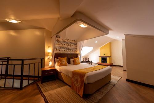 um quarto com uma cama grande num quarto em Heri Heights Hotel Apartments, SureStay Collection by Best Western em Nairobi