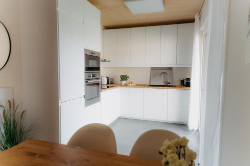 Kuchyň nebo kuchyňský kout v ubytování Drauinsel Chalet Linsendorf