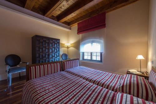 1 dormitorio con 2 camas y ventana en Residenza Giudecca Molino Stucky, en Venecia