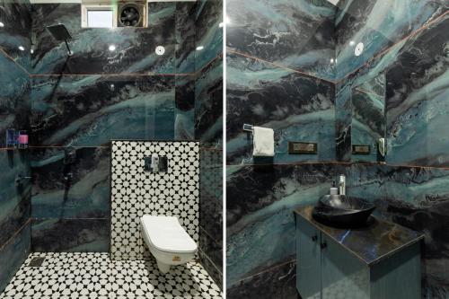 deux photos d'une salle de bain avec un lavabo et des toilettes dans l'établissement Heritage Home Stay, à Ujjain