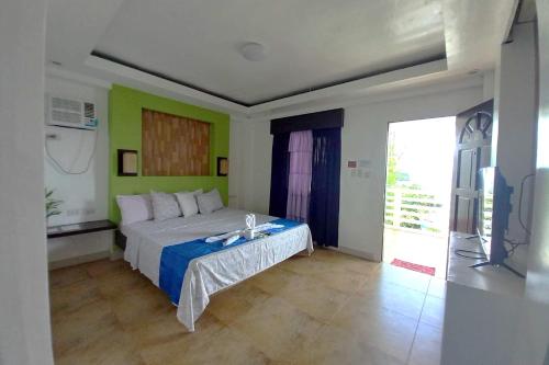 Postel nebo postele na pokoji v ubytování Bellevue Resort Puerto Galera