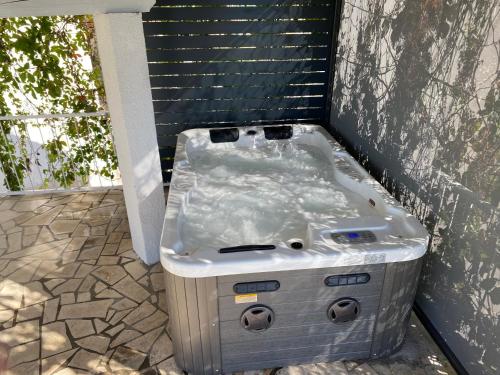 un jacuzzi en un patio en Guest House Lili, en Dramalj