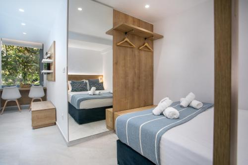 Ένα ή περισσότερα κρεβάτια σε δωμάτιο στο Elegant Blue Rhodes Center Apartment