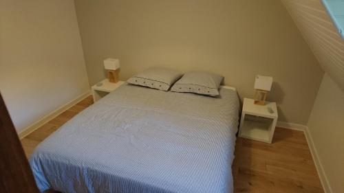 une petite chambre avec un lit et deux tables de nuit dans l'établissement Maison bretonne entre terre et mer, à Crozon
