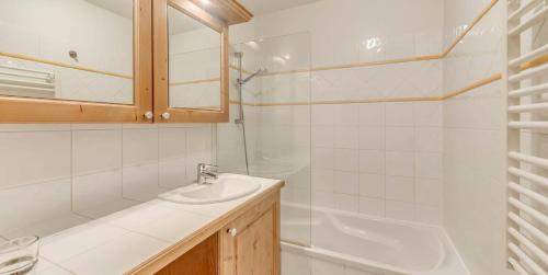 une salle de bain blanche avec un lavabo et une douche dans l'établissement Résidence Les Alpages - 3 Pièces pour 6 Personnes MAE-4294, à Champagny-en-Vanoise