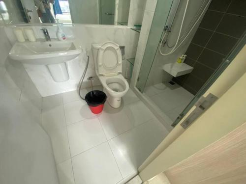 un piccolo bagno con un water e un lavandino di 素坤逸50巷一房一厅免费Wi-Fi简单安静可做饭交通方便 a Amphoe Phra Khanong