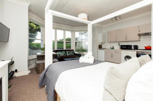 Classy Studio Apartment In Brighton photo 18
