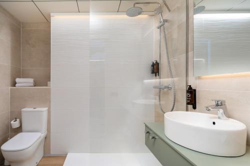 Ένα μπάνιο στο Ohtels Carabela