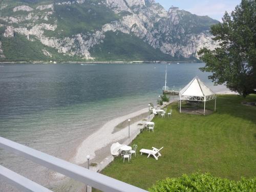 a view of a beach with tables and a tent at Hotel Nautilus in Valmadrera
