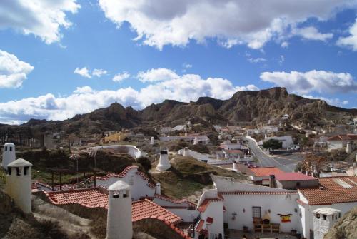 a view of a town with mountains in the background at Cueva de María 1 in Guadix