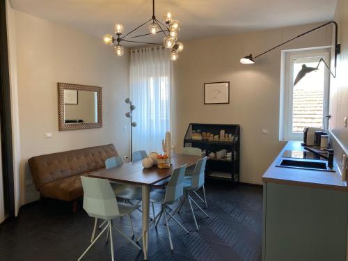 O bucătărie sau chicinetă la Loraia Design Rooms