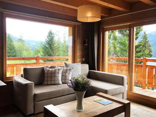 un salon avec un canapé et une table dans l'établissement L'Arpa - Duplex dans Chalet Neuf - Vue MontBlanc, à Hauteluce