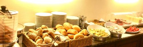 un buffet con diversi cesti di cibo su un tavolo di Kurfürst am Kurfürstendamm a Berlino