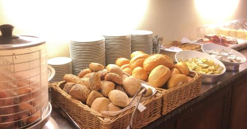un buffet con cestini di pane e piatti di cibo di Kurfürst am Kurfürstendamm a Berlino