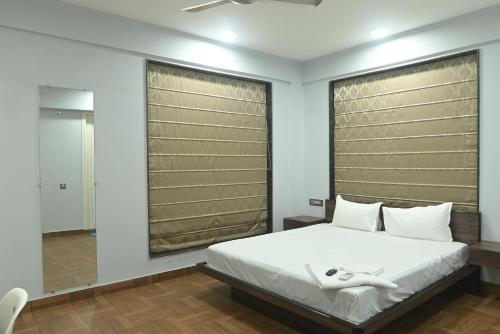 Un dormitorio con una cama y una ventana grande. en NK7 Newtown, en kolkata