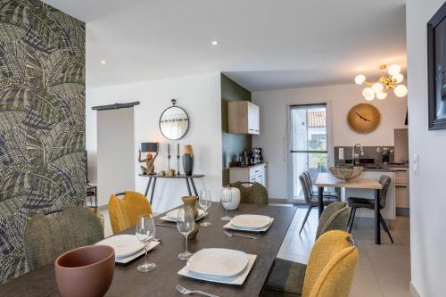 une salle à manger et un salon avec une table et des chaises dans l'établissement Maison 6pers 3kms de la plage, à Saint-Jean-de-Monts