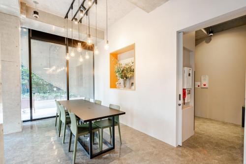 a dining room with a table and chairs at STAY ARI Shinjuku Takadanobaba Design awarded in Tokyo