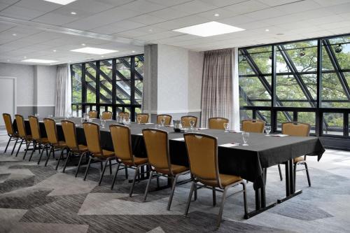 a conference room with a long table and chairs at Teaneck Marriott at Glenpointe in Teaneck