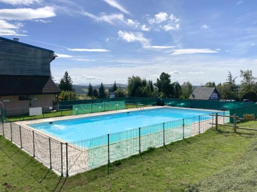 une piscine vide entourée d'une clôture dans l'établissement Appartement 4-6 pers - Station Super-Besse, à Super-Besse