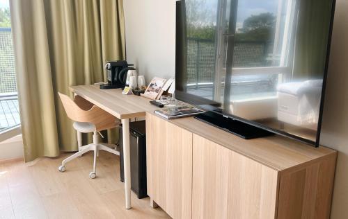a room with a desk with a fish tank at LaSpa in Laulasmaa
