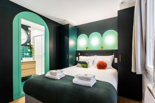 une chambre avec un lit avec des serviettes dessus dans l'établissement Stunning apartment - 2BR-6P - Paris Center, à Paris