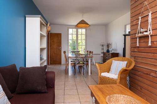 un salon avec un canapé et une table dans l'établissement Les Sternes - Proche de la mer, à Pénestin