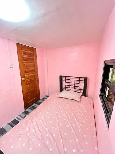 Postel nebo postele na pokoji v ubytování Bahay ni Kuya
