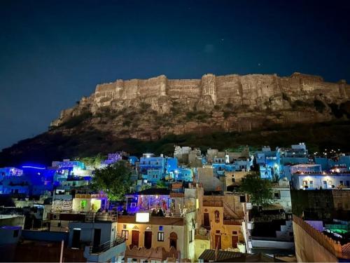 une vue d'une ville avec une montagne en arrière-plan dans l'établissement Geel Heritage - A Restored Haveli, à Jodhpur