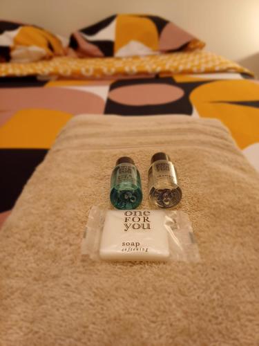 un lit avec un panneau de prix et 2 chaussures dessus dans l'établissement T2 le paradis, 2 pers, 2 lits, wifi, rdc, à Agen