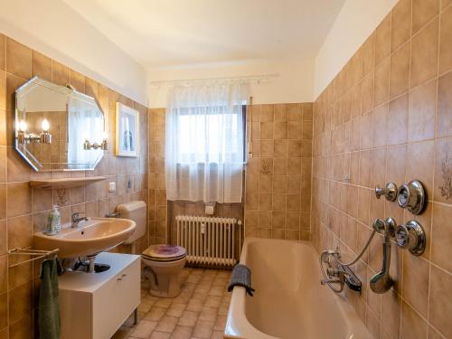 Ένα μπάνιο στο bookandstay24 Obertshausen 3 Zimmerferienwohnung mit Balkon, Küche und Parkplatz