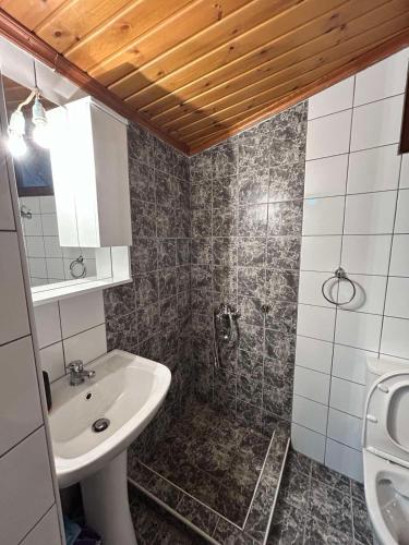 Koupelna v ubytování Anilio House