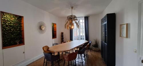 a dining room with a table and chairs at Le Grand Cru in Cramant