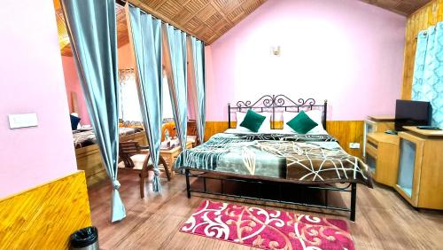 1 dormitorio con cama y alfombra roja en Melody Orchard Cottage, en Jagatsukh