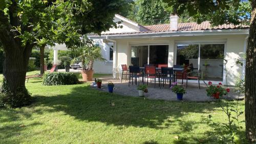 Idéalement situé - superbe jardin - 200m plage