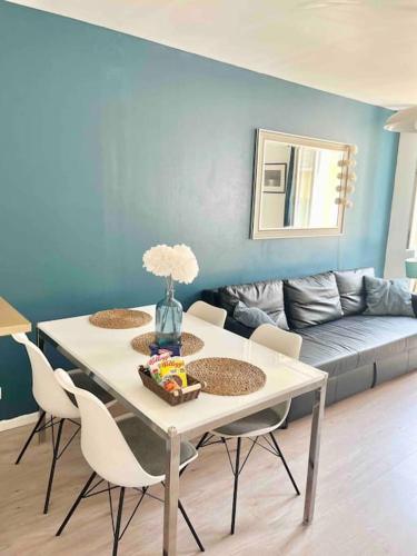 - un salon avec une table et des chaises dans l'établissement appartement Vieux Port Clim, à Marseille