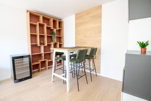 une cuisine avec une table et des chaises dans une pièce dans l'établissement Les Provinciales, à Tours