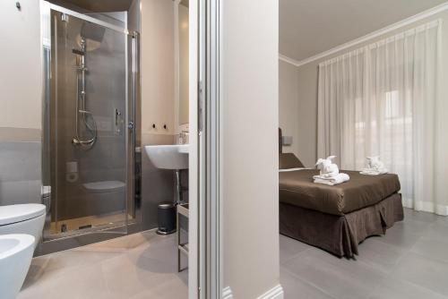 ローマにあるOvidio Suiteのバスルーム(ベッド1台、シャワー、シンク付)