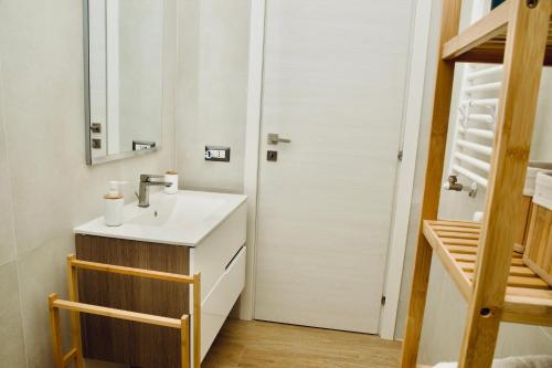 a bathroom with a sink and a mirror at Casa Amare Aeroporto Fiumicino in Focene