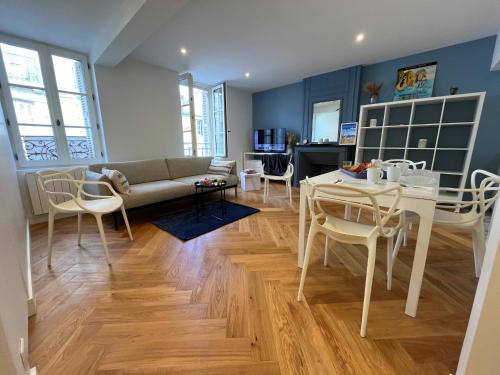 un salon avec un canapé, une table et des chaises dans l'établissement Hyper centre - à 100m de la plage et 250m du casino, à Trouville-sur-Mer