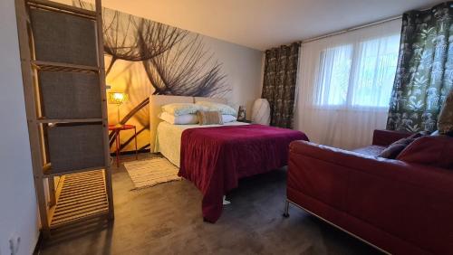 une chambre avec un lit et un canapé dans l'établissement Route des graves, à Podensac