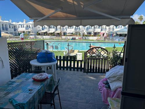 Delightful Bungalow Playmar: Comfort and Convenience in Maspalomas, Steps Away from Shopping Centers and Beaches